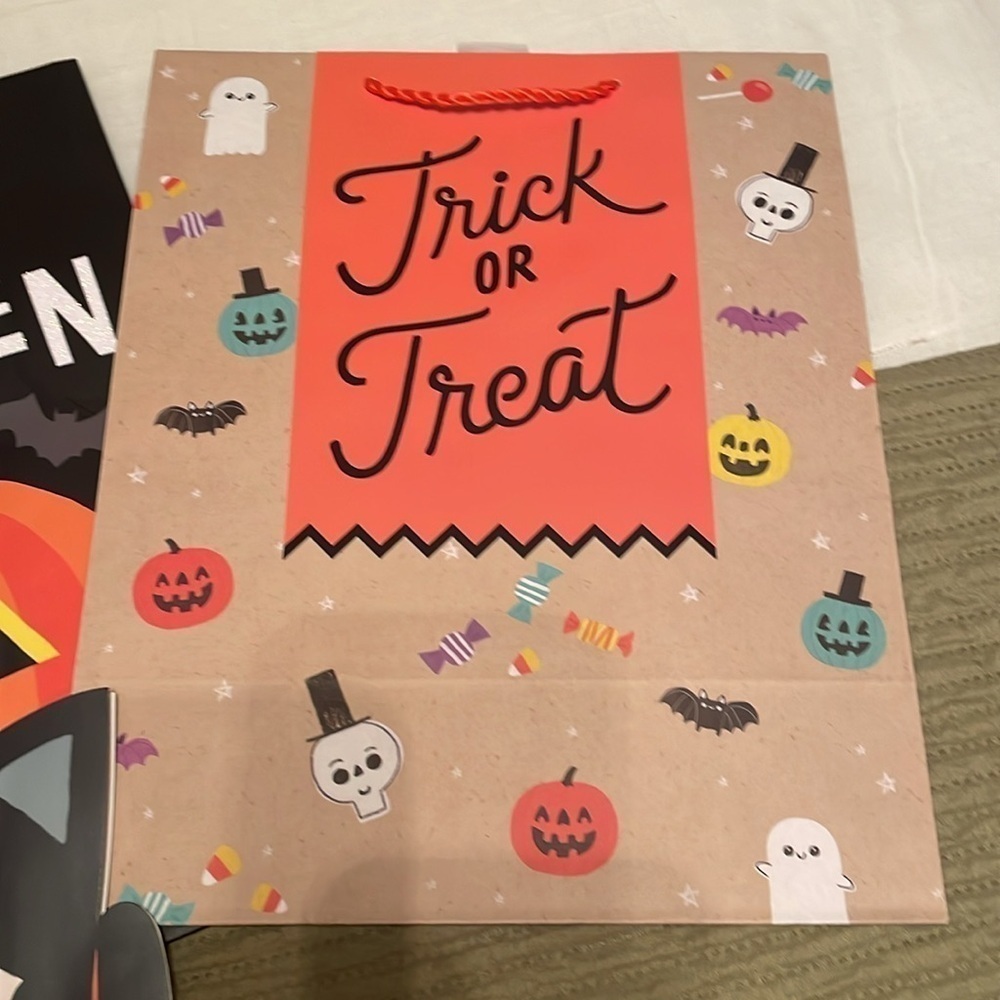 Hallmark 11 Piece Bundle of Halloween Gift Bags & Tissue Paper - Picture 7 of 16